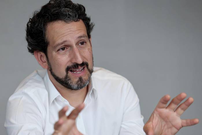 El gerente de Asuntos Corporativos de Credicorp, Enrique Pasquel, habla durante una entrevista con EFE este lunes, en Lima (Perú).