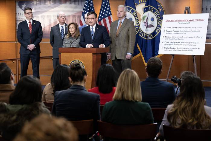 El presidente de la Cámara de Representantes, Mike Johnson, se dirige a los medios de comunicación en el Capitolio de los Estados Unidos, en Washington D. C.