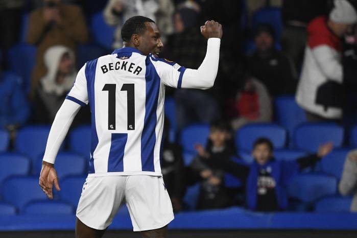 El delantero de la selección de Surinam, Sheraldo Becker.