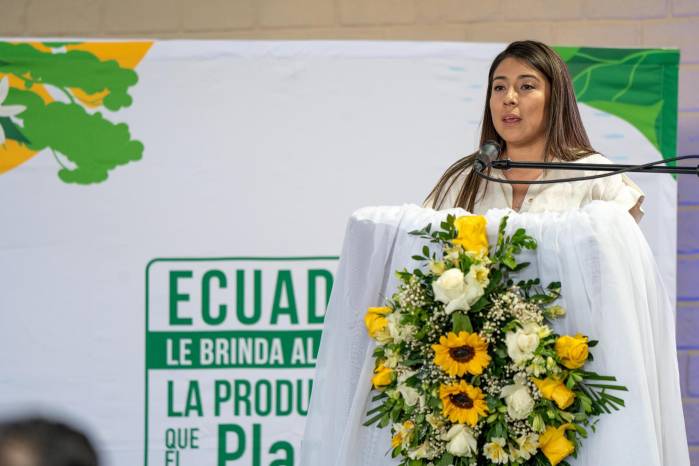 Fotografía fechada el 24 de julio de 2025 cedida por Carlos Sánchez, que muestra a la subsecretaria de Cambio Climático del Ministerio de Ambiente, Agua y Transición Ecológica de Ecuador, Jéssica Gallegos, hablando durante un acto de reconocimiento a los agricultores de café.