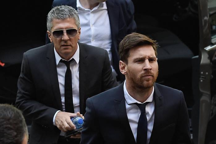 La estrella del fútbol del Barcelona, Lionel Messi (derecha), y su padre, Jorge Horacio Messi, llegan al tribunal el 2 de junio de 2016 en Barcelona.