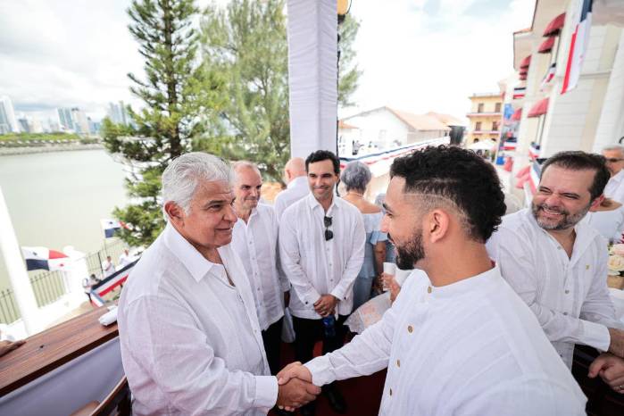 El deportista fue recibido por Mulino y la primera dama, Maricel Cohen de Mulino.