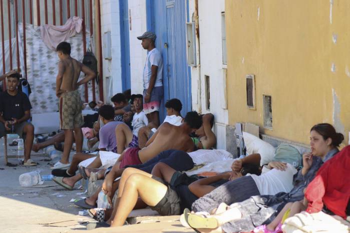 Migrantes y menores en las naves del Tarajal (Ceuta) a la espera de ser realojados, este jueves.