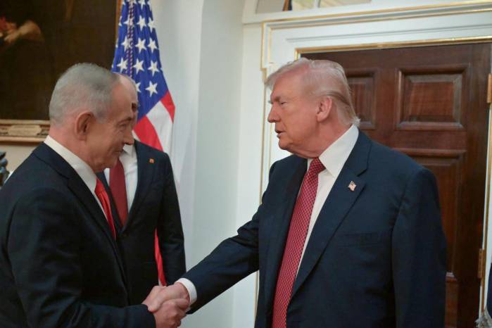 El presidente de Estados Unidos, Donald Trump (d), saludando al primer ministro de Israel, Benjamín Netanyahu (i).