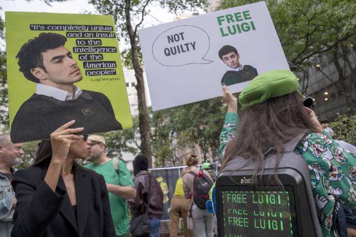 Personas participan en una manifestación en apoyo a Luigi Mangione este martes, en Nueva York (Estados Unidos).