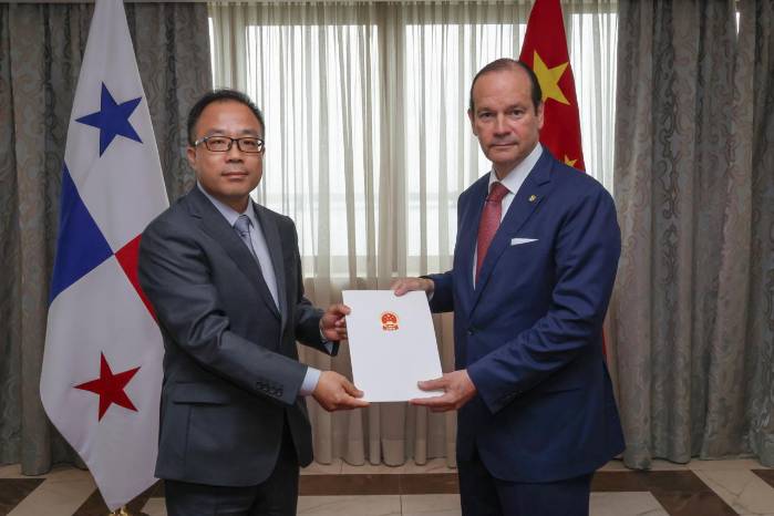 El embajador designado de la República Popular China en Panamá, Zhang Xiangyan, entregó este viernes, 10 de julio, sus credenciales al canciller Martínez-Acha en el Palacio Bolívar.