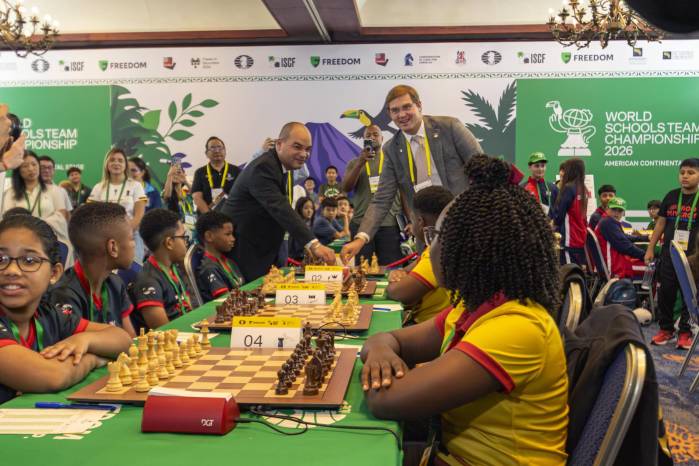 Fotografía que muestra al fundador y CEO de Freedom Holding Corp., Timur Turlov (derecha) y al presidente FIDE Americas -CCA, José Antonio Carrillo Pujol (izquierda)