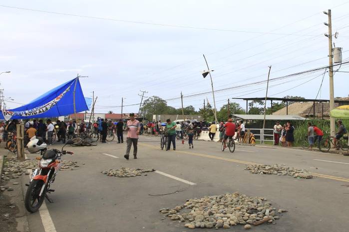 Fotografía de este 24 de mayo de trabajadores bananeros bloqueando una carretera en el distrito de Changuinola.