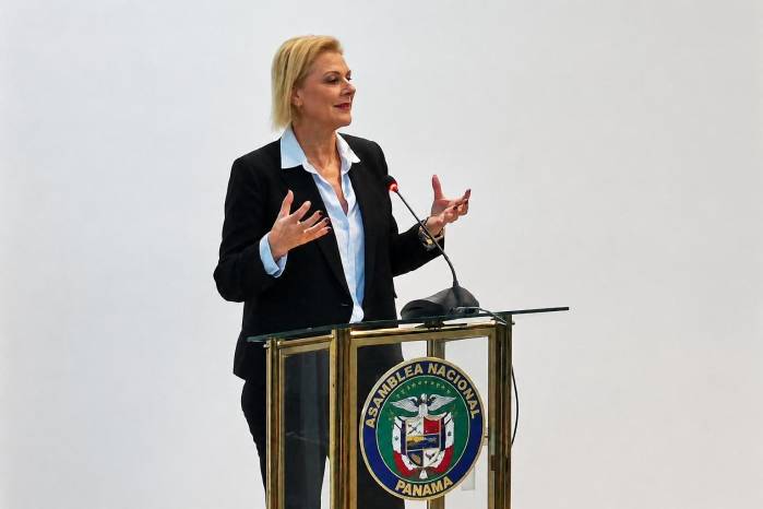 Giulia De Sanctis, presidenta de la APEDE, durante su ponencia ante la Comisión de Economía y Finanzas de la Asamblea Nacional.