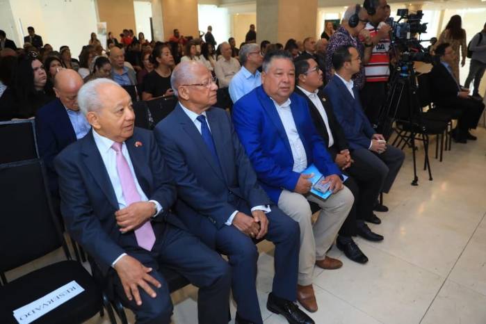 Personalidades durante el conversatorio sobre China y Panamá.