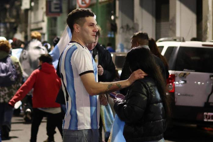 Aficionados argentinos reaccionan tras la derrota de su selección ante España en la final del Mundial de la FIFA 2026 este domingo, en Buenos Aires (Argentina).