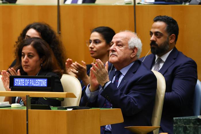 El embajador palestino ante la ONU, Riyad Mansour (2.ª der.), aplaude al presidente francés, Emmanuel Macron (fuera de plano), al concluir su discurso durante la Cumbre de las Naciones Unidas sobre los Palestinos.