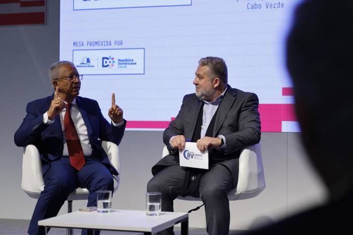 Sá Nogueira (i), y Valmaseda Rodríguez (d), participan en la I Cumbre Internacional de Comunicación y Turismo celebrada en el marco de Fitur 2026.