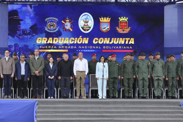 Fotografía cedida por Prensa de Miraflores de la presidenta encargada de Venezuela, Delcy Rodriguez (c), participando en un acto conmemorativo por la independencia del país.