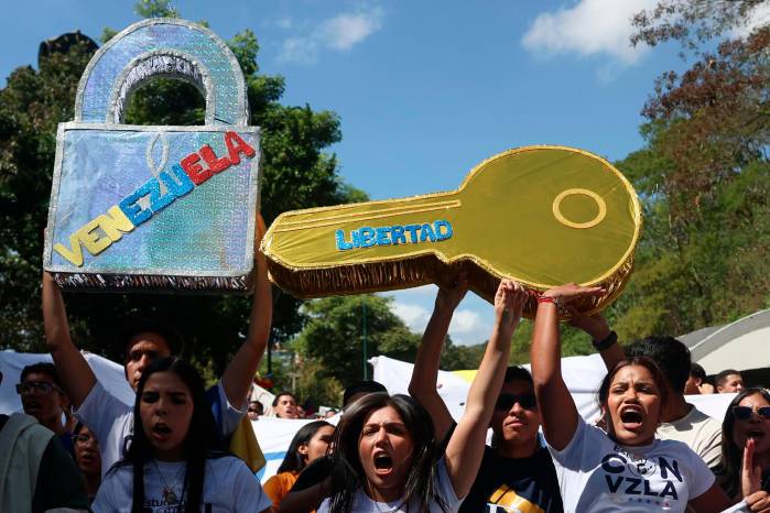 Personas sostienen carteles durante una manifestación convocada por el Movimiento Estudiantil de la Universidad Central de Venezuela, exigiendo la libertad de los presos políticos, este martes en Caracas (Venezuela). EFE/ Miguel Gutiérrez