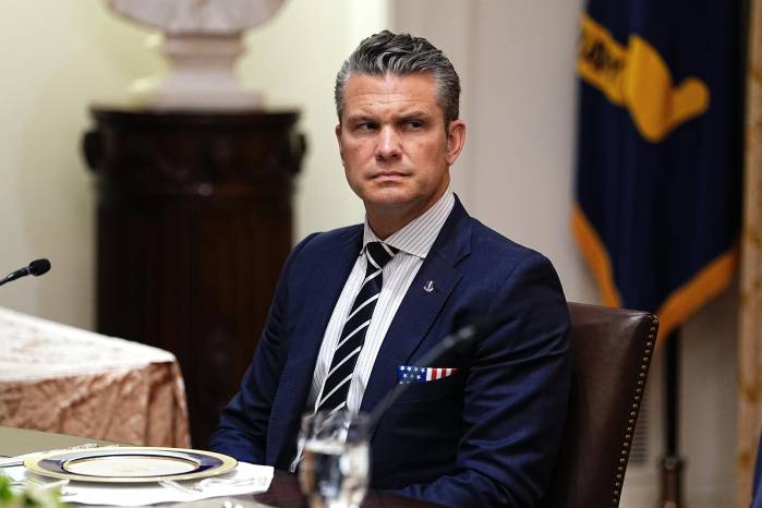 Fotografía de archivo del secretario de Guerra de Estados Unidos, Pete Hegseth, durante una reunión de trabajo, en la Casa Blanca, en Washington DC (EE.UU.). EFE/Aaron Schwartz/Pool