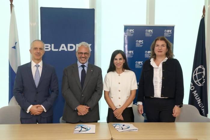 Eduardo Vivone, vicepresidente ejecutivo de Tesorería y Mercado de Capitales de Bladex; Jorge Salas, presidente ejecutivo de Bladex; Olga Calabozo, gerente regional de Instituciones Financieras de IFC; e Ivana Fernandes Duarte, gerente regional para Centroamérica de IFC, durante la firma de un acuerdo estratégico entre el banco multinacional Bladex y la Corporación Financiera Internacional (IFC), miembro del Grupo Banco Mundial.