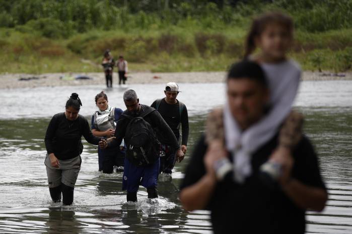 Fotografía de archivo de migrantes que cruzan el río Tuquesa luego de atravesar la selva del Darién en el Darien.