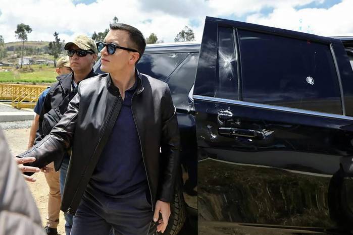 Esta fotografía, distribuida por la Presidencia de Ecuador, muestra a Noboa junto a uno de los vehículos del convoy en el que viajaba cuando fue atacado a tiros en Cañar, Ecuador, este 7 de octubre.