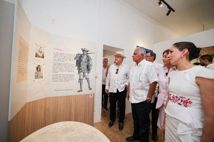 El presidente Mulino también recorrió la Casa Museo, donde pudo apreciar objetos históricos y documentos originales.