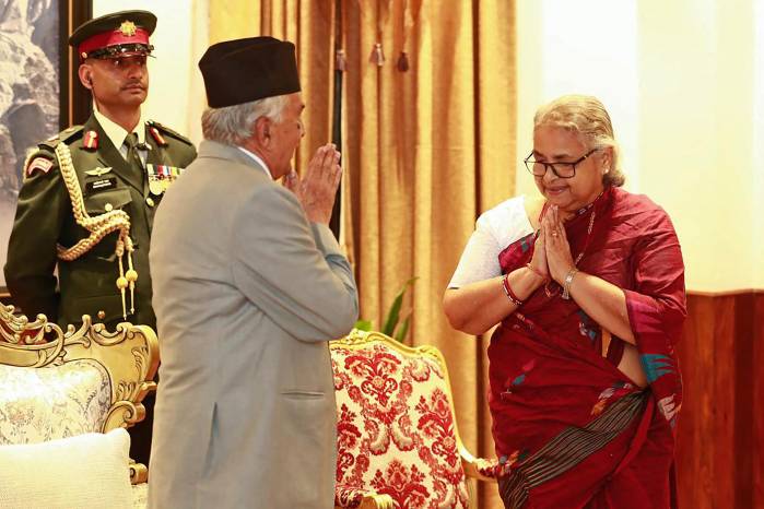 El presidente de Nepal, Ram Chandra Paudel (izq.), hace un gesto tras tomar juramento a la recién nombrada primera ministra del país, Sushila Karki, durante su ceremonia de investidura en la Casa Presidencial en Katmandú.
