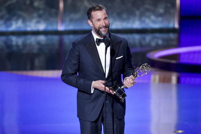 Noah Wyle recoge el Emmy al mejor actor en una serie dramática por su papel en 'The Pitt' durante la ceremonia de entrega de los Emmy celebrada en Los Ángeles, California, Estados Unidos.