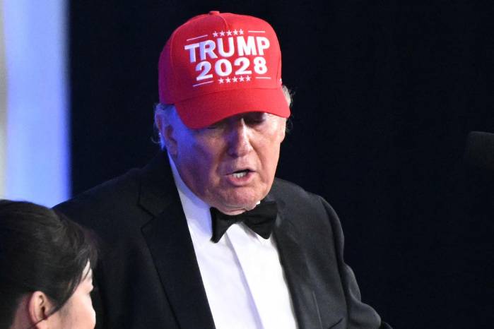 Trump apareció con una gorra que decía “Trump 2028”.