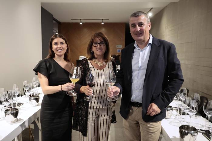 La delegada del Gobierno Vasco en México, Ainhoa Apeztegia (i), la consejera de Alimentación, Desarrollo Rural, Agricultura y Pesca del Gobierno Vasco, Amaia Barredo (c), y el somelier vasco Mikel Garaizabal posan durante una entrevista con EFE en la Basque Wine este martes, en Ciudad de México.