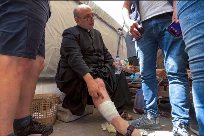 Fotógrafos de AFP pudieron ver a los heridos, atendidos en el Hospital Al Ahli, también conocido como Bautista, en Ciudad de Gaza. Allí estaba el padre Romanelli, herido en la pierna derecha, con un vendaje.