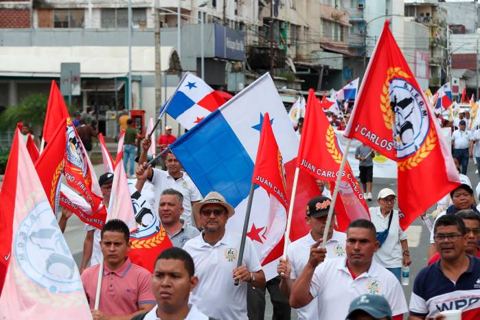 Una vez en el punto final de la marcha, los sindicales entonaron el himno del trabajador, poniéndole fin así a la actividad.