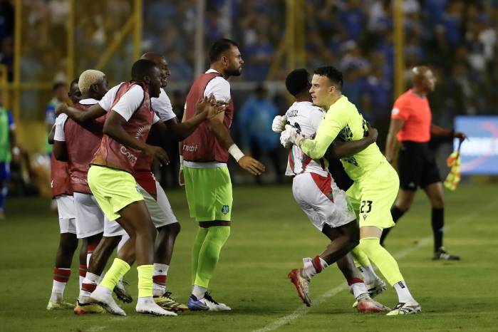 Jugadores de Surinam celebran un gol en partido por las eliminatorias al Mundial 2026 ante El Salvador en el estadio Cuscatlán en San Salvador.
