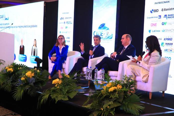 En la imagen Anabel González, vicepresidenta del Banco Interamericano de Desarrollo (Costa Rica); Andrés Velasco, exministro de Chile; y Felipe Chapman, ministro de Economía y Finanzas de Panamá, durante el panel inaugural de CADE 2026, centrado en la adhesión a la OCDE.