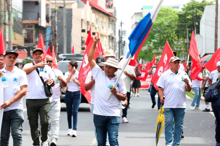 Durante las marchas, los diferentes sindicatos estuvieron alzando la voz con cánticos a favor del derecho del trabajador.