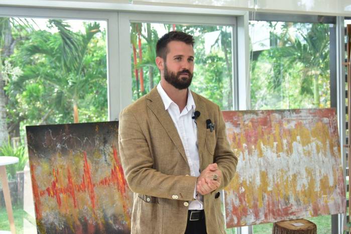 El artista contemporáneo colecciona y graba sonidos de la naturaleza, música, poesía y textos sagrados y, a partir de las grabaciones que realiza, interpreta vibraciones y ritmos en un formato bidimensional.