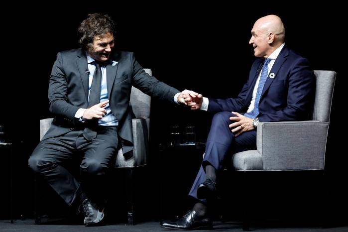 El presidente de Argentina, Javier Milei (i), habla junto al candidato del oficialismo para las elecciones legislativas José Luis Espert.