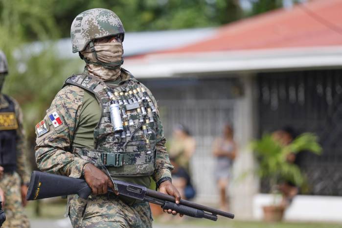 Un integrante de la Policia Nacional se desplaza durante la jornada de protestas esté domingo, en Changuinola, Bocas del Toro, (Panamá). Bocas del Toro continúa con alteraciones en las telecomunicaciones y bajo el estado de urgencia.