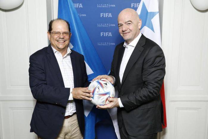 Manuel Arias junto a Gianni Infantino, presidente de la FIFA.