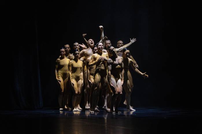 oul Chain, de Sharon Eyal y la compañía alemana Tabzmainz. Con la participación del panameño José Garrido. Inaguracion del Festival Prisma, Ciudad de las Artes.