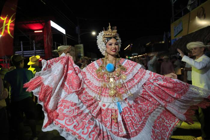 La reina del Festival Nacional de la Mejorana, Lourdes Esquivel Cedeño, baila en Guararé (Panamá).