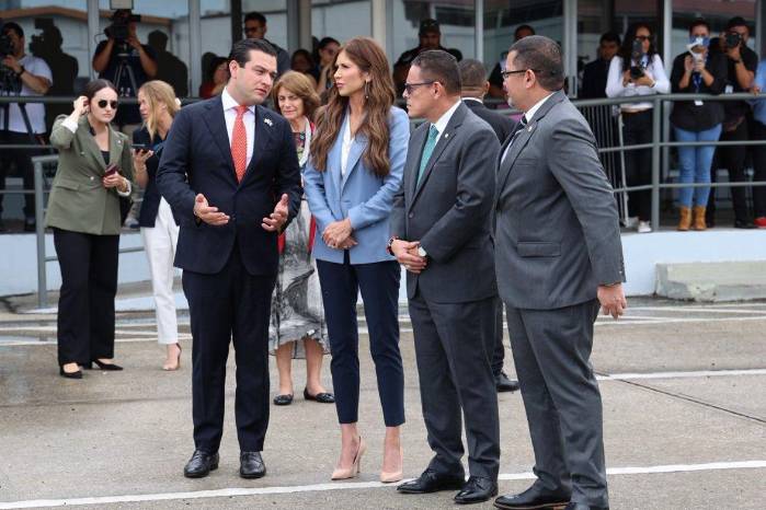 Cabrera (primero a la izq.) acompañó Noem a presenciar un vuelo de repatriación en el Aeropuerto de Albrook.