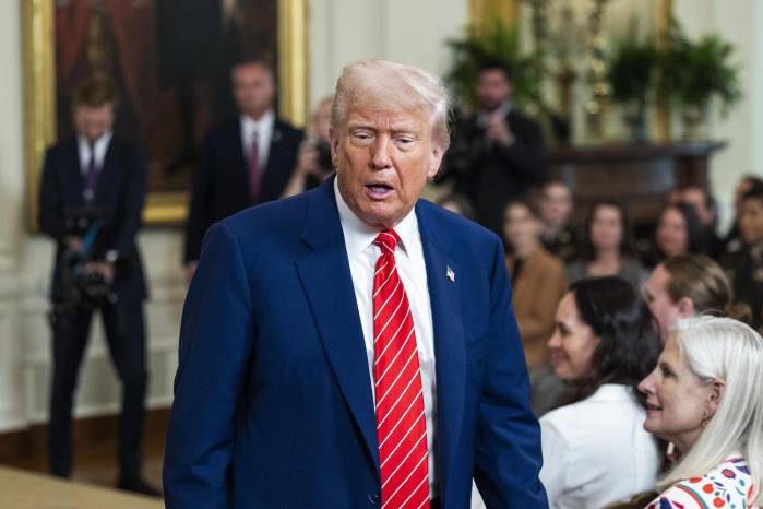A través de su red Truth Social, Trump afirmó que EE.UU. controla totalmente el espacio aéreo iraní y exigió la “rendición incondicional” de Teherán.
