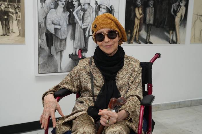 La artista Alicia Viteri durante la apertura de La línea invisible.