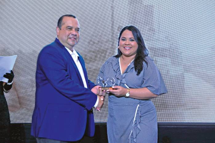 Entrega de galardón a Maribel Calvo, subgerente de comunicaciones en La Caja de Ahorros.