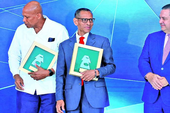 Como su último reconocimiento en vida, Rodríguez recibió el Premio a la Excelencia del Fórum de Periodistas.