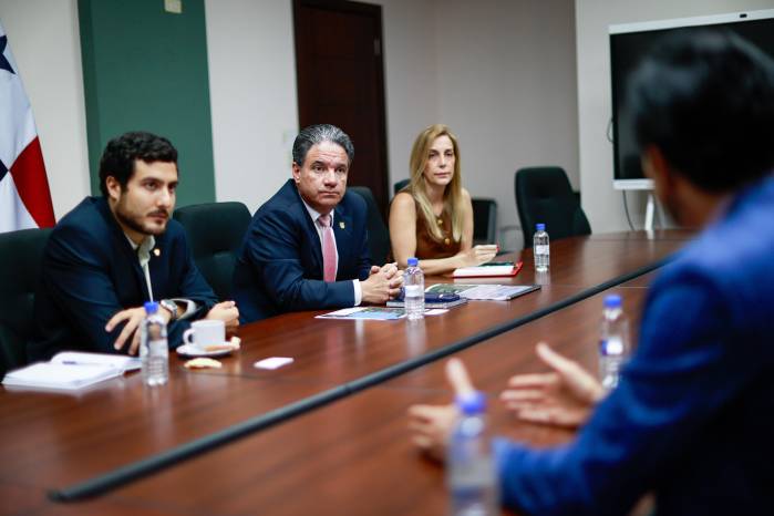 Empresarios estadounidenses expresaron su interés en invertir en proyectos acuícola en Panamá durante una reunión con altos funcionarios del Ministerio de Comercio e Industrias (MICI).