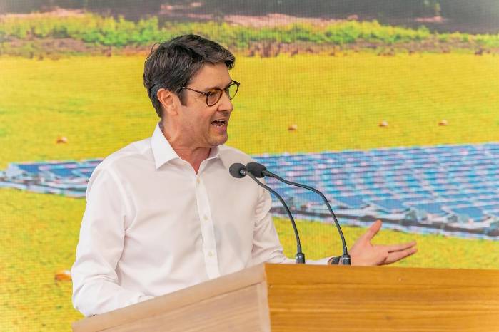 Eduardo Capelastegui habla durante la inauguración de una planta solar este sábado, en Fernando de Noronha.