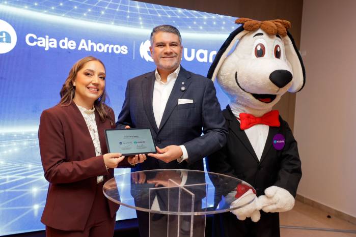Ana Marie Jaramillo, gerente general de Kuara junto a Andrés Farrugia, gerente general de Caja de Ahorros.