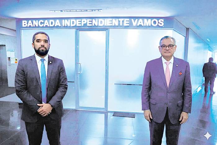 Roberto Zúñiga, presidente de la bancada de Vamos, y el contralor, Anel Flores.