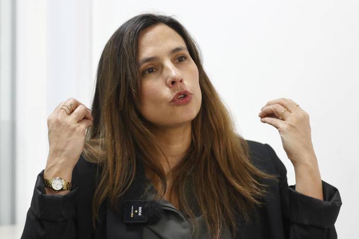 Fotografía del 16 de octubre de 2025 de la investigadora Helena Urán Bidegain hablando durante una entrevista con EFE, en Bogotá.