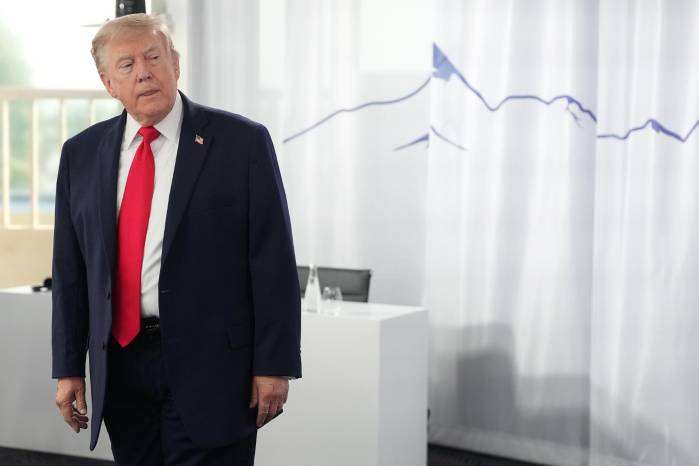 El presidente estadounidense, Donald Trump, espera el inicio de una sesión de trabajo en la cumbre del G7 en Évian, Francia, el 16 de junio de 2026. EFE/EPA/THIBAULT CAMUS / POOL MAXPPP OUT.
